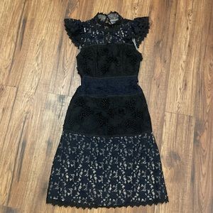 NWT Halston Heritage Flutter Sleeve Mock Neck 3D Lace Dress. Black/Navy. Size 0.